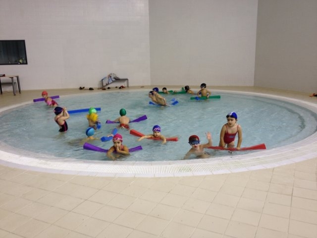  bambini che fanno il bagno in piscina 